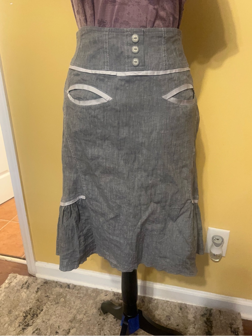 Vintage-Inspired High-Waist Midi Skirt in Gray with Contrast Trim - Picture 3 of 9